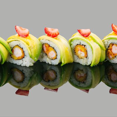 Ролл с авокадо клубникой креветкой в соусе спайсв Marlin Sushi по цене 590 ₽