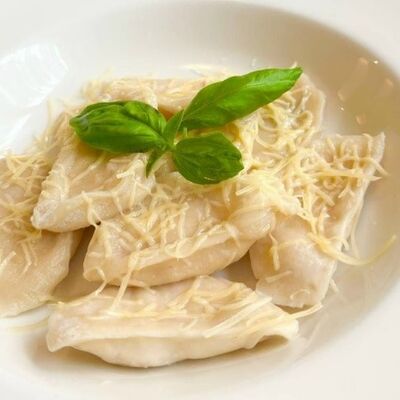 Вареники со сливочным соусом, беконом и сыром Пармезан в Троицкий по цене 715 ₽