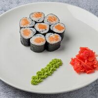 Ролл маки с лососем в Гранат