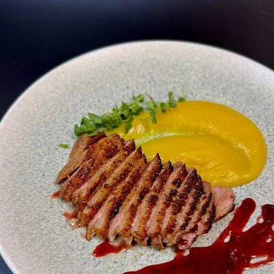 Филе утки с манговым пюре и брусничным соусом в Lemongrass по цене 698 ₽