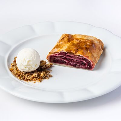 Вишневый штрудельв Лу по цене 750 ₽