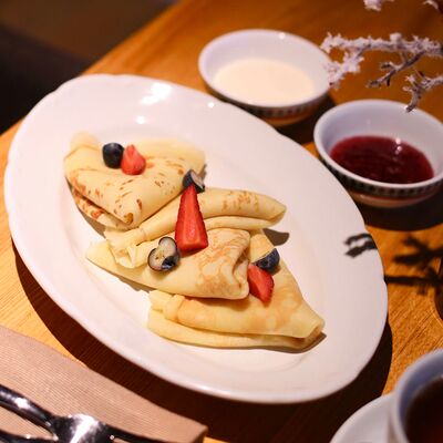 Блины со сметаной и вареньем в Тарелочки по цене 590 ₽