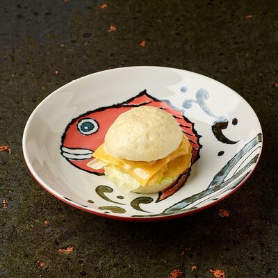 Бао бургер с курицей в Sumo Izakaya по цене 390 ₽