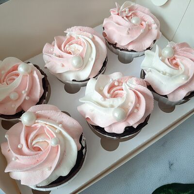 Капкейки бело-розовые в Чародейка сладостей по цене 2190 ₽