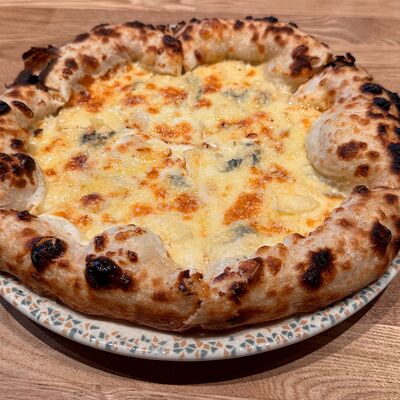 Пицца Четыре сыра в DVOR гриль-бистро по цене 750 ₽