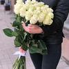 25 белых длинных роз в FLORISTICA по цене 6800