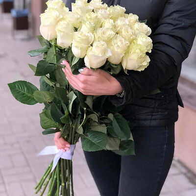 25 белых длинных роз в FLORISTICA по цене 6800 ₽