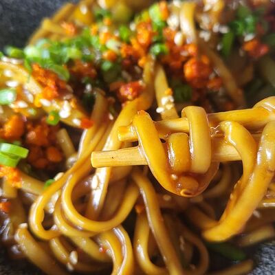 Пшеничная лапша с куриным филе в Днем с огнем по цене 495 ₽