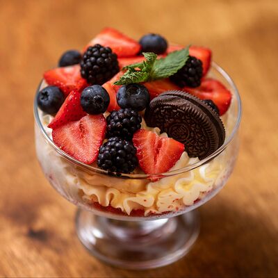 Английский крем со свежими ягодами на бисквитной подушке в Cook cafeshop по цене 550 ₽