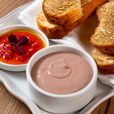 Паштет из печени индейки с джемом из клубники и базилика в Цыпочка по цене 790 ₽