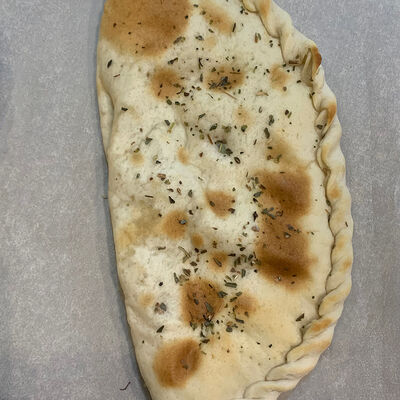 Кальцоне с вялеными томатами и фетой в Гастромаркет по цене 187 ₽