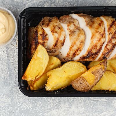 Куриное филе на гриле с картофельными дольками в Moloko по цене 480