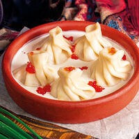 Мини-хинкали с сёмгой и красной икрой в сливочно-горчичном соусе в Мушмула