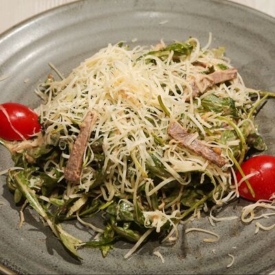 Салат с сочным ростбифом в ореховом соусе в Троя по цене 650 ₽