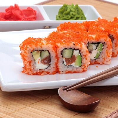 Ролл Калифорния с лососемв Sushiwoker по цене 545 ₽