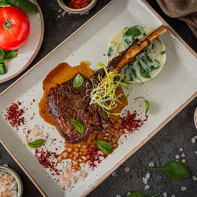 Корейка из телятины со шпинатом и картофельным пюре в Поляна по цене 1900 ₽