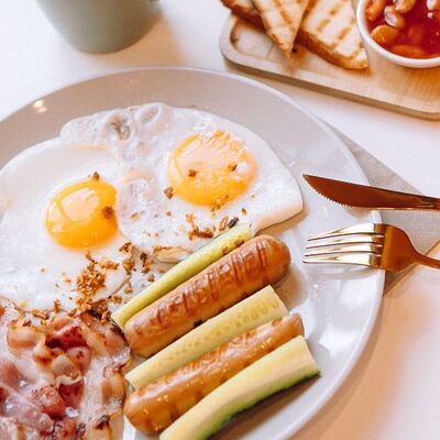 Большой завтрак с колбасками в Semi-Sweet по цене 990 ₽