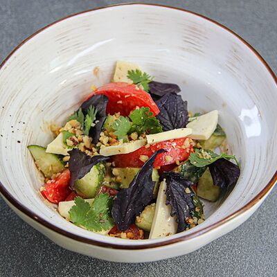 Салат имеретинский в На югах по цене 560 ₽