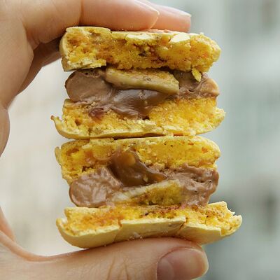 Макарон Молочный шоколад с бананом в Yumbaker gardens по цене 375 ₽