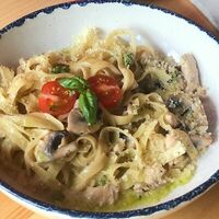 Паста с курицей, грибами и кедровыми орешками в Хороший гол