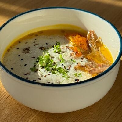 Крем-суп из тыквы с сырным муссом и уткой в Camon Cafe по цене 430 ₽