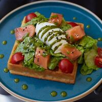 Вафля с лососем и яйцом пашот в Пропитание