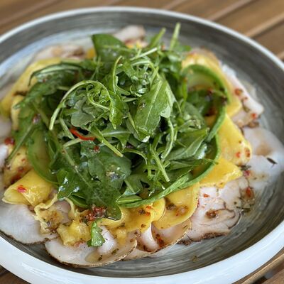 Салат с пастрами из индейки и манго в Fllore cafe по цене 659 ₽