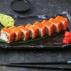 Ролл Калифорния с лососем и огурцом в масаго в Fast Япония Premium Sushi по цене 552