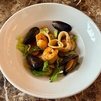 Салат с морепродуктами в La Costa