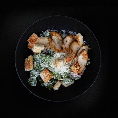 Салат Цезарь с курицейв Loft по цене 800 ₽