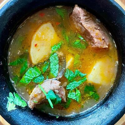 Чанахи в горшочке с говядиной в Sololaki по цене 650 ₽