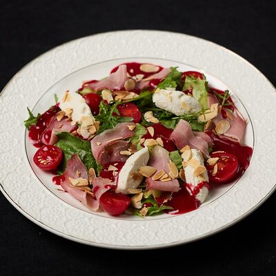 Салат с вяленой уткойв Duran по цене 640 ₽