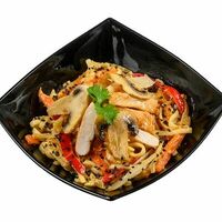 Wok с курицей и грибами в сливочном соусе в Джей Сан