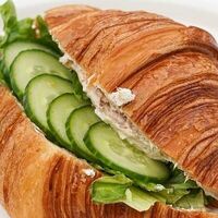Круассан с пастой из тунца, огурцом и зеленью в Цех Croissant