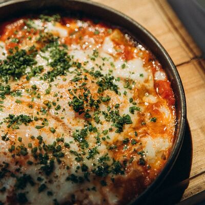 Шакшука с печеным баклажаном, моцареллой и пармезаном в Sava по цене 590 ₽