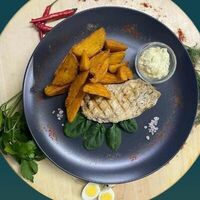 Филе куриной грудки на гриле с дольками картофеля и соусом тартар в Прохлада