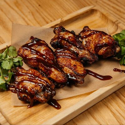 Куриные крылышки BBQ в Leo Lounge по цене 480 ₽