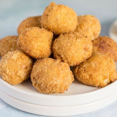 Шарики с курочкой и сыром в панировке в Гриль-бар 2020 по цене 279 ₽