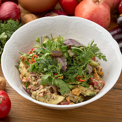 Грузинский салат из овощей с ореховой заправкой в Шави ломи по цене 1700 ₽