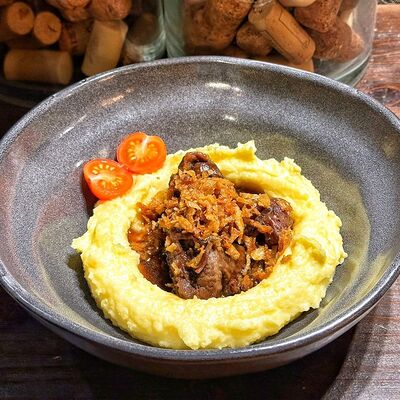 Говяжьи щеки с картофельным пюре в FABRIKA по цене 1010 ₽