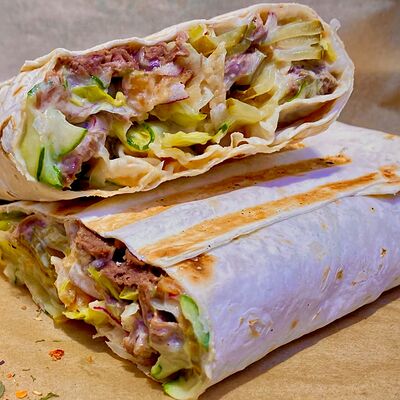 Шаурма с телятиной фирменная в ЗА ОБЕ ЩЁКИ по цене 370 ₽