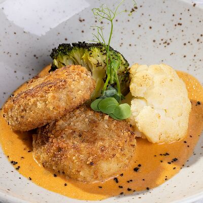 Щучьи котлеты с муссом из цветной капусты в На речке по цене 690 ₽