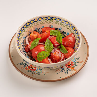 Салат из помидоров с красным луком в Сыроварня по цене 74000 сум