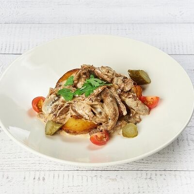 Томленый телячий язык в сливочном соусе с запеченным картофелем в АндерСон по цене 880 ₽