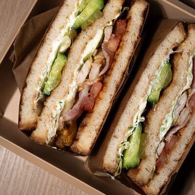 Сэндвич с курицей и беконом в ПандаКо по цене 363 ₽