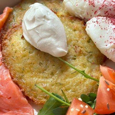Картофельные драники со слабосоленым лососем, скремблом и микс-салатом в Свидание по цене 710 ₽