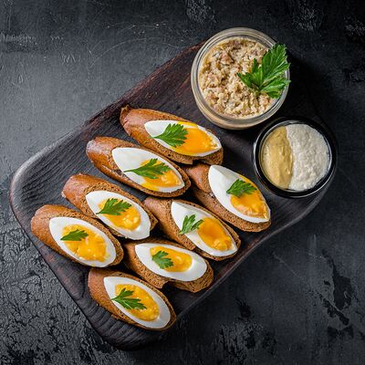 Форшмак из сельди с бородинскими гренками и маринованным яйцом в Brasserie Lambic по цене 850 ₽