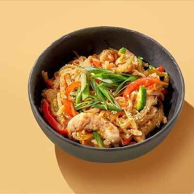 Удон с курицей и пряно-сладким соусом в Pop Art Pizza по цене 459 ₽