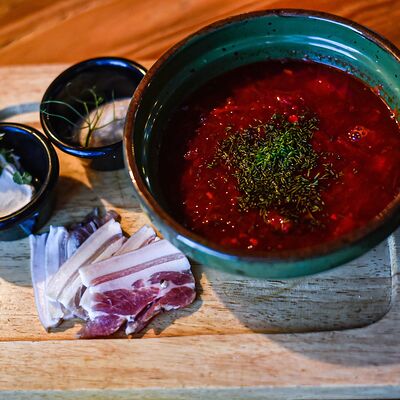 Борщ с телятиной и салом собственного посола в Йохан-Пивохан по цене 680 ₽