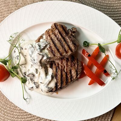 Медальоны из говяжьей вырезки под грибным соусом в Легенда по цене 1490 ₽